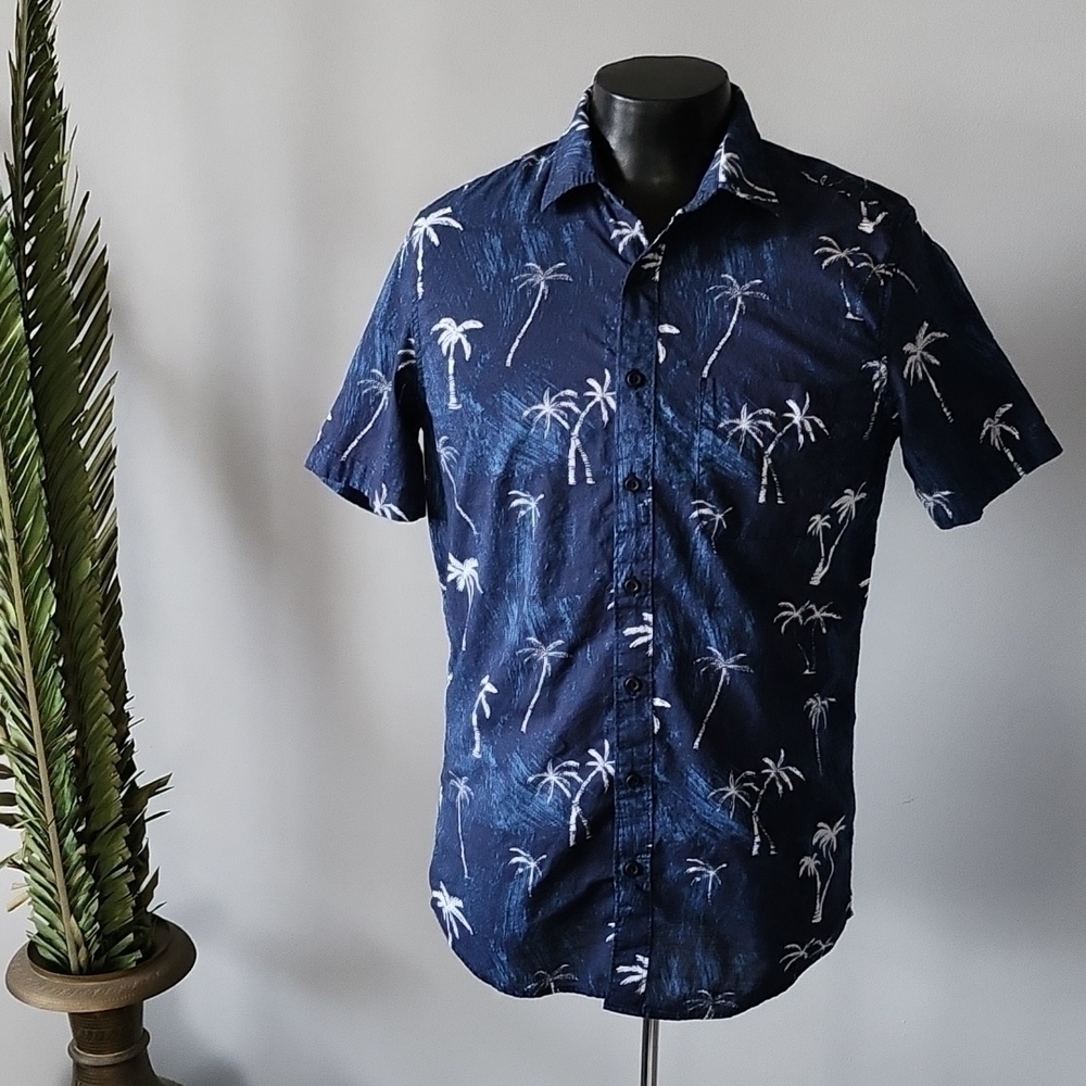 American Eagle Navy blue palm tree casual button-down shirt Size: MT